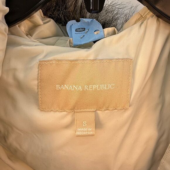 Banana Republic Women's Cream Puffer Jacket with Faux Fur Hood XS - Picture 6 of 9